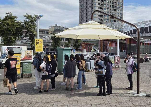 遮陽傘抗高溫爭議環境部長彭啓明種樹比種傘好