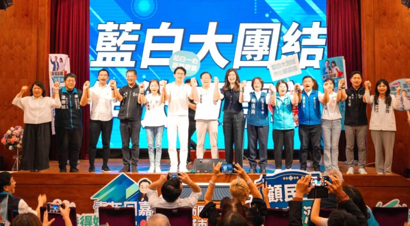 國民黨主席鄭麗文、民眾黨主席黃國昌首度合體 南下嘉義市為藍白共推市長參選人張啓楷助選 市長黃敏惠贈送國旗祝旗開得勝!