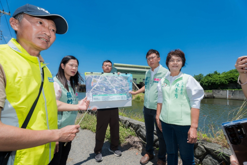 陳素月（右）陪水利署官員視察彰化縣4鄉鎮水利設施。（照片陳素月團隊提供）