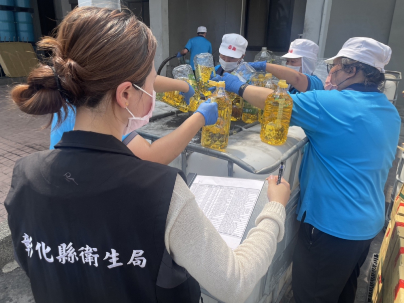 泰山公司含苯駢芘超量的「大豆沙拉油」，在衛生局監督下已銷毀10公噸。（照片縣府提供） 　