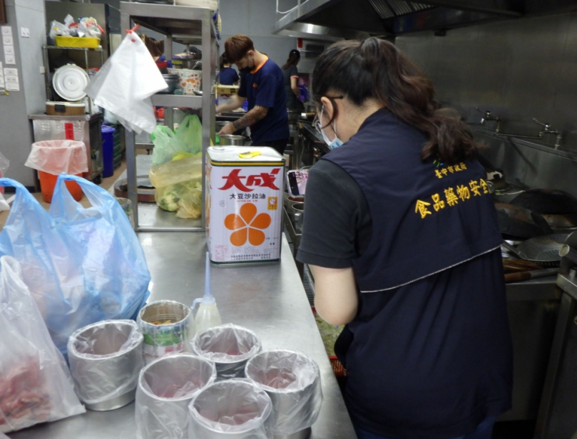 中聯油脂大豆沙拉油「苯駢芘」事件持續追查 中市公布第三層20家業者下架名單