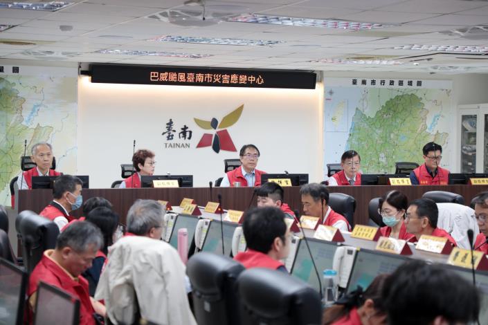 巴威颱風逼近 黃偉哲坐鎮災害應變中心要求全面戒備