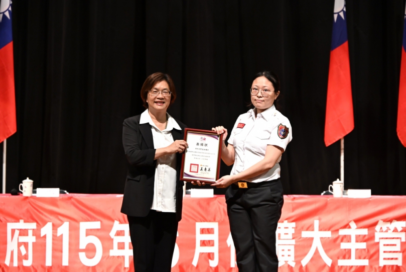 消防局推動﹁攜手搶救生命(CPR+AED)認證訓練」,獲王縣長表揚。(照片縣府提供)