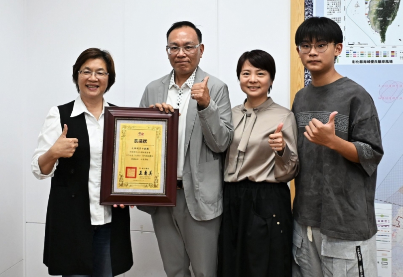 員林﹁光興閣掌中劇團﹂林宏憲團長(左2)入選第三十七屆﹁傳藝金曲獎﹂。(照片縣府提供)