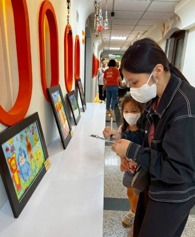 台灣世界展望會嘉義中心多元學習發展方案成果展 運用繪畫與跨媒介創作 展現孩子的藝術創作力與自信