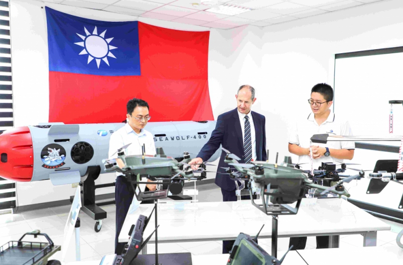 歐洲經貿辦事處處長谷力哲拜會嘉義 與縣長翁章梁等人交流無人機產業與合作契機