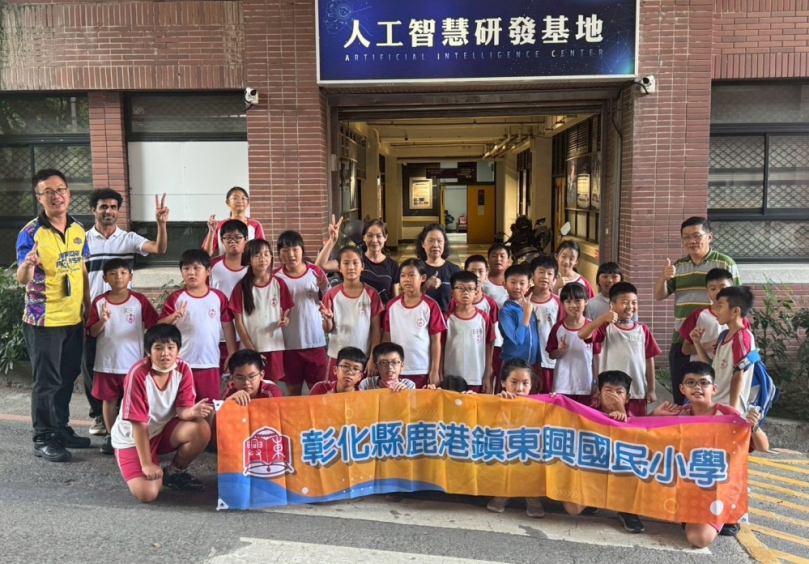東興國小「夏日樂學」計畫,學童安排參觀大葉人工智慧研發基地。(照片大葉提供)