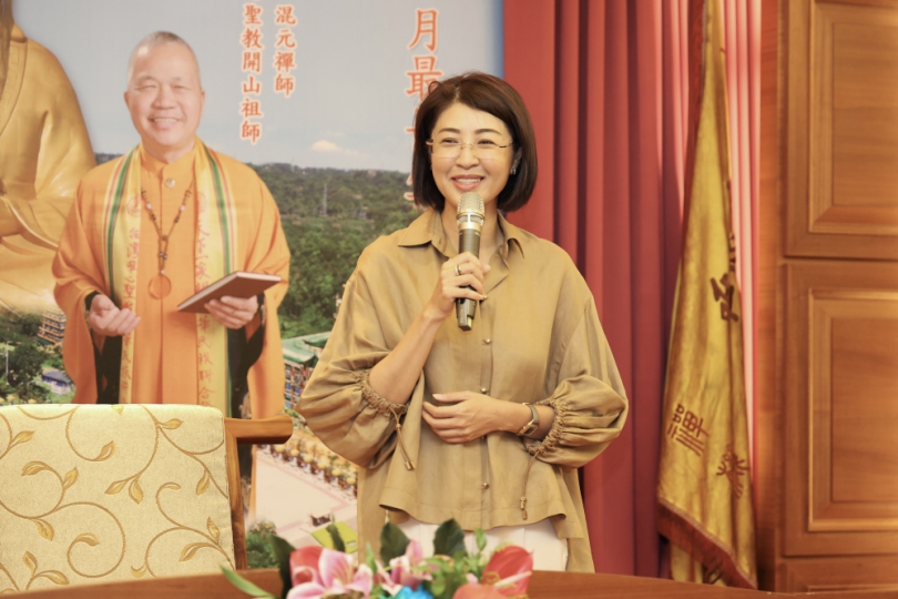 許縣長出席唯心聖教應用易經研究所畢業典禮頒發縣長獎