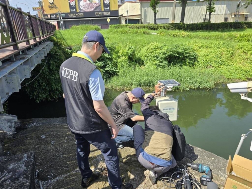 高雄楠梓區後勁溪有死魚漂浮業者違規排放依法告發