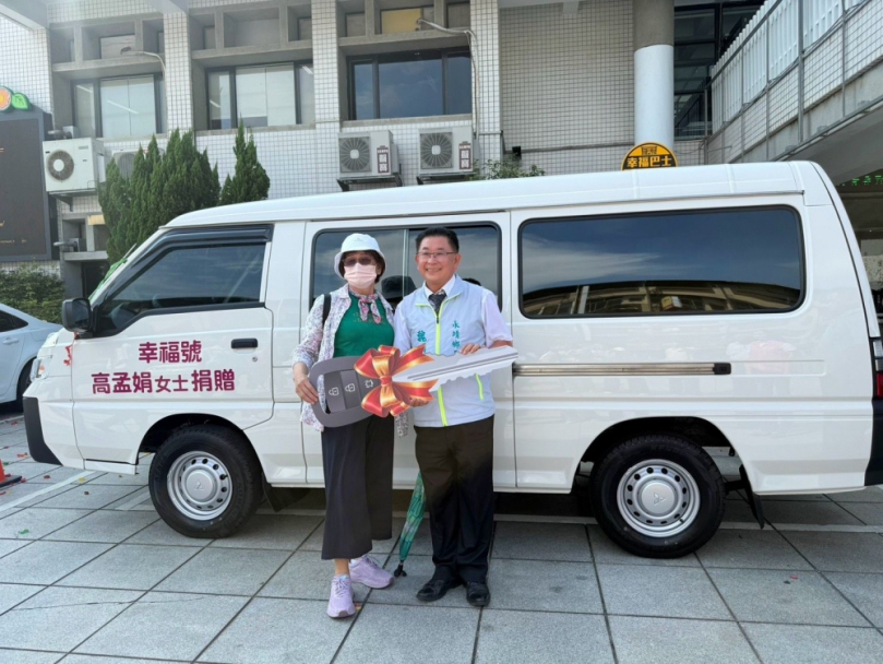 永靖鄉81歲高孟娟女士(左)捐一輛公務車給鄉公所,由魏鄉長(右)受贈。(照片公所提供)