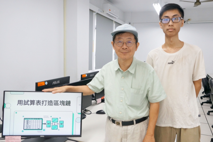 大葉助理教授楊豐兆(左)指導大三生張景程(右)執行國科會計畫。(照片大葉提供)