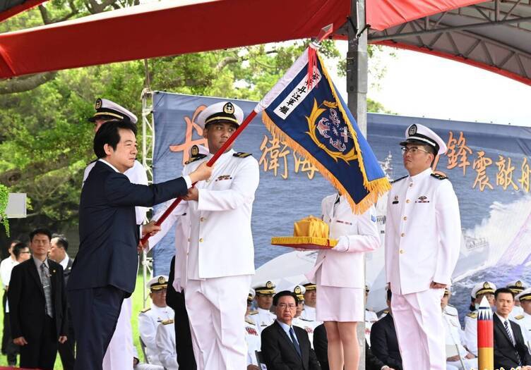 賴總統主持丹江艦成軍籲支持國防特別預算七月