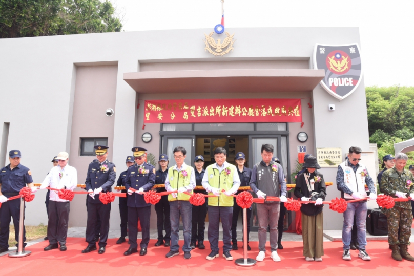雙吉派出所重建落成啟用 強化離島警政服務 林皆興指出,雙吉派出所自日治時期即承擔警務重任,本次重建工程獲得議會全力支持,總計投入約1,600萬元經費。新建派出所空間由原本的36坪擴建至44坪多,除了提供警察同仁更優質且舒適的執勤環境外,也大幅提升服務在地村民及離島觀光客的警政量能。新落成的派出所造型美觀且坐擁優美景色,歡迎來訪東吉的遊客隨時前來奉茶交流,感受離島警民同心的溫暖。