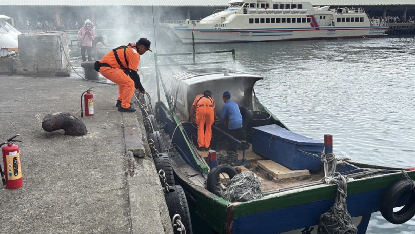 綠島漁船驚傳濃煙 ｜海巡消防迅速撲滅