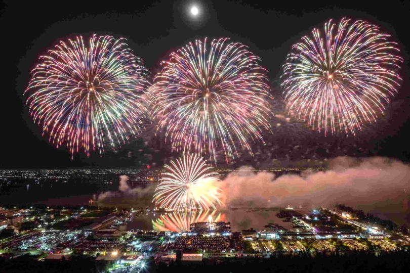 嘉義縣「2026東石海之夏」壓軸煙火秀登場 單日破7萬人次湧入碼頭看煙火!