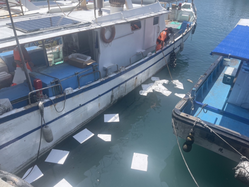 富岡港區發現油污｜海巡即時應變防止擴散