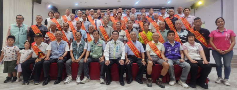 永靖鄉長魏碩衛(前排中)表揚36名模範父親。(照片公所提供)