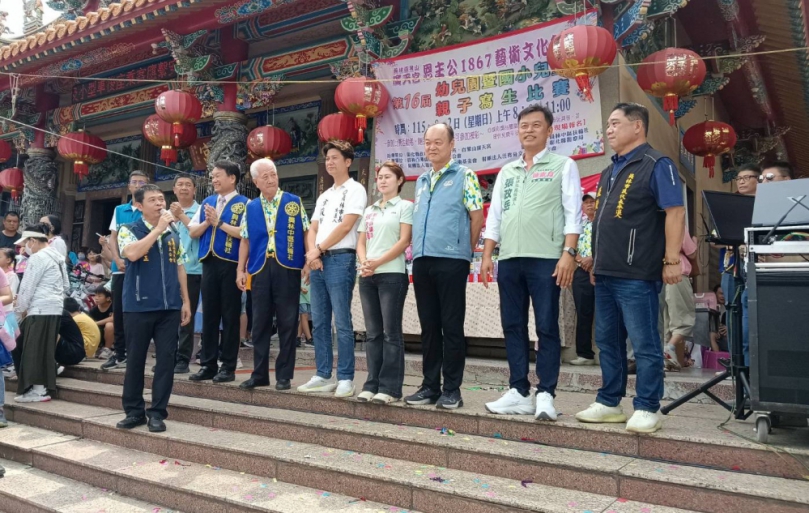 廣天宮恩主公會攜手中區扶輪社舉辦親子寫生比賽，會長（左）感謝來賓與會。（照片扶輪社提供）