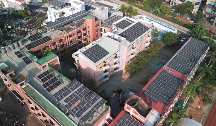 臺南活化公有屋頂設光電 公部門帶頭推動能源轉型