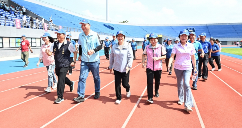 ﹁彰化縣民運動大會﹂，王縣長率一級主管、鄉鎮市長和國中小學校長競走。（照片縣府提供）