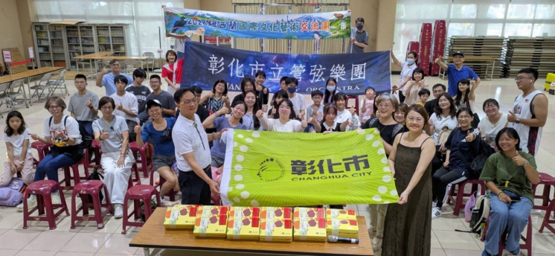 前往紐西蘭參加「國際交流音樂會」,彰化市長林世賢(前左)授旗給市立管弦樂團。(照片公所提供)