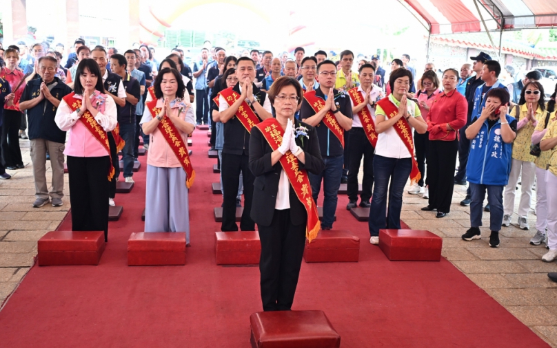 2026年王功漁火節 ，王縣長率立委、鄉長、各級民代祈福。（照片縣府提供）