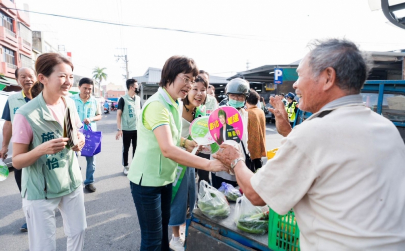 父親節透早,陳素月到果菜市場向農友問安。(照片競選提供)