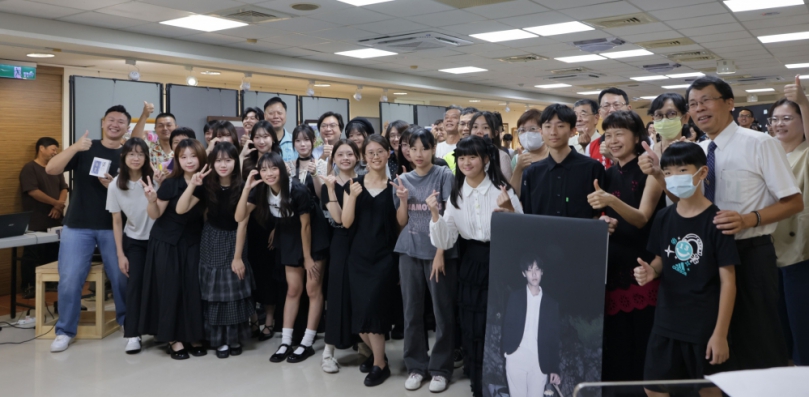 員中第23屆美術班畢展17名同學作品水準受到校長楊豪森(前右)和師長、來賓、家長的讚許。(照片員中、公所提供)