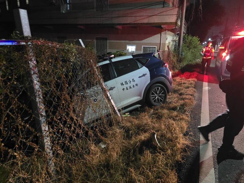 高雄警車深夜自撞種苗園一員警擦挫傷送醫