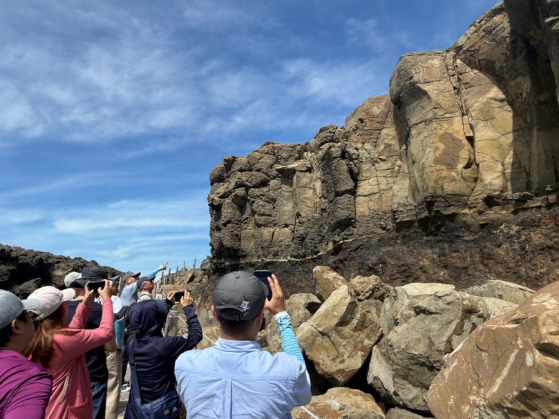 兼顧鯨魚洞及火山口湖遺跡步道遊憩需求與安全,縮減預警封閉範圍 澎管處已依短期之建議,將步道入口管制往下調整至救生樁處並增設閘門管制設施,以期兼顧遊客安全及遊憩觀景需求。至於中長期則需透過自然紀念物審議作業程序評估利用機具或人工方式,將步道與岩柱間既有之落石塊整理堆置形成低矮護牆之設置可行性,期藉由緩衝及攔阻作用,以降低未來落石滾落至步道區域之風險,於整體提升遊客通行安全後,再行全段開放。