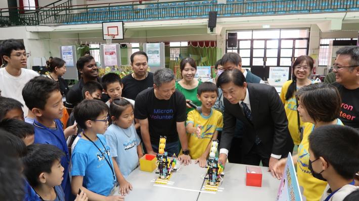 臺南攜手美光4梯晶片營 從晶片、AI到機器人 培養邏輯思維與科技實作力