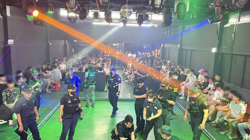 高雄大寮舞廳藏毒無人認帳警方帶回200多人採證送驗