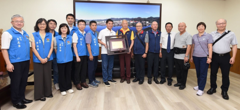 慶福慈善基金會 熱心公益 縣長鍾東錦頒榮譽縣民感謝蘇慶福董事長貢獻