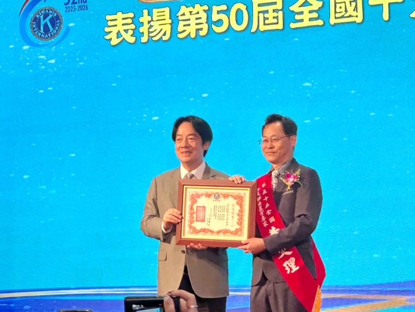 深耕稻作育種與農業永續 嘉大農藝系黃文理教授榮膺第50屆十大傑出農業專家 總統賴清德頒當選證書