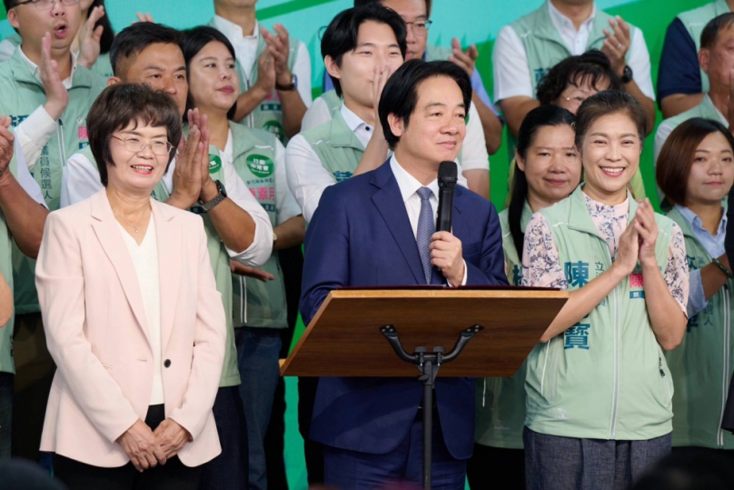 民進黨「行動中常會﹂移師彰化,主席賴清德總統(前排中)推薦「骨力、打拼」的陳素月(前排左)。(照片競總提供)