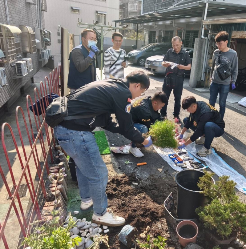 吳姓嫌犯擁槍 埋在花盆下避查 海巡與竹崎分局警眼尖揪出槍彈 驚見改造手槍與百發子彈
