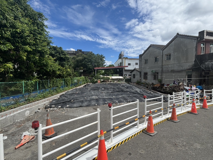 溪州鄉公所開闢道路,因鄉有土地被占用而受阻。(照片公所提供)