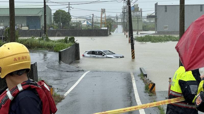 雨炸高雄多處道路嚴重積淹水傳災情