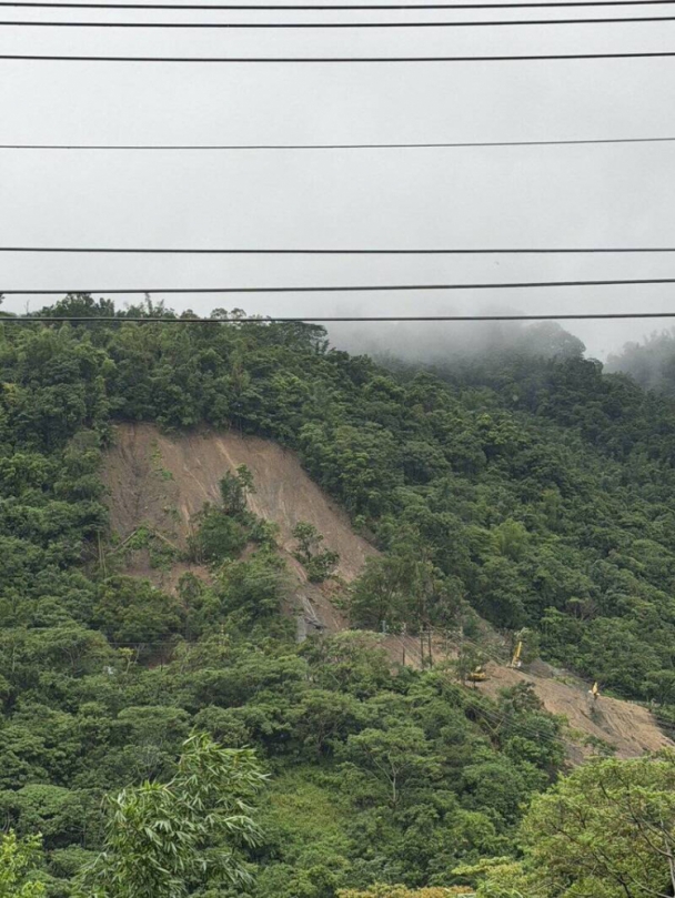 豪雨下不停南橫公路出現土石坍滑