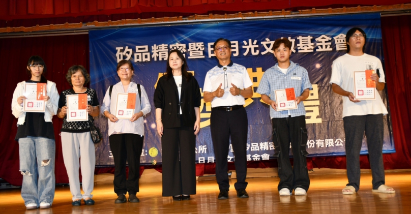 矽品經理郭珀華（左4）頒獎學金給彰化市79名學子。（照片市公所提供）