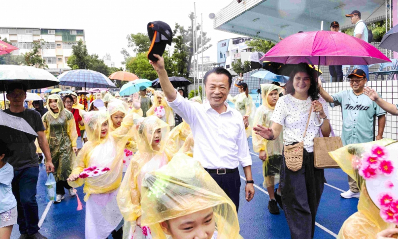 嘉義縣民雄大士爺神尊穿雨衣 大雨澆不熄創意踩街熱情！