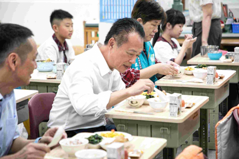 嘉義縣長翁章梁關心開學情形 嘉義縣免費營養午餐正式上路！
