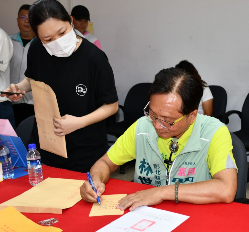 轉換跑道，林世賢完成縣議員登記。（照片團隊提供）