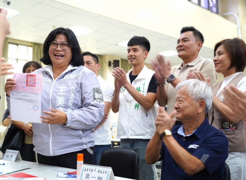 嘉義市長參選人王美惠登記參選 團隊大團結展現勝選氣勢！