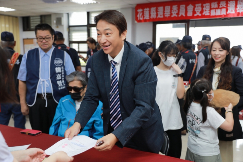 魏嘉賢|家人溫馨陪伴,完成縣長參選登記,帶百項政見拋「未來存摺」:人生每一步都有支持!