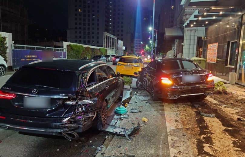 男開賓士車自撞路邊車輛         駕駛酒測超標警依法送辦
