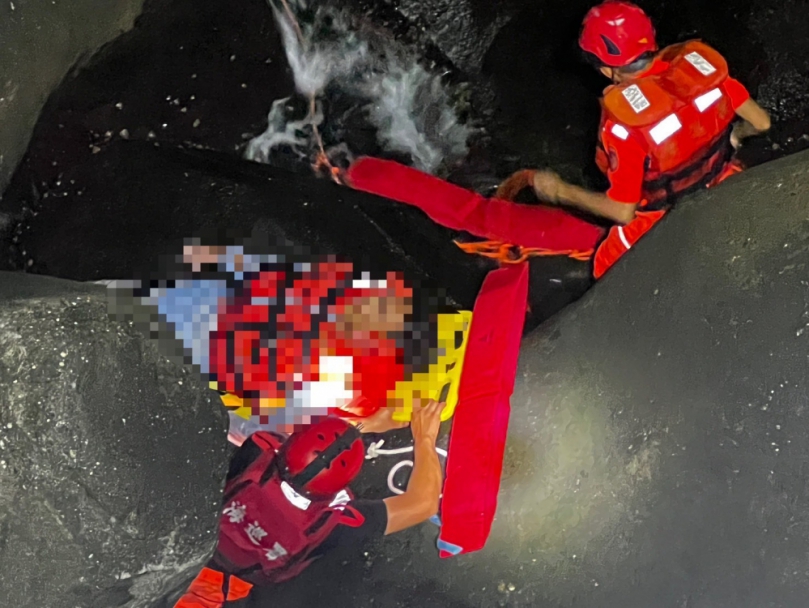 夜行堤防｜綠島男子失足落海受困消波塊 ，海巡攜手漁民消防救援送醫！