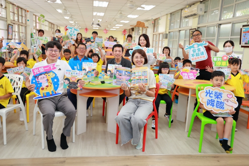 縣府推在地化教材讓交通安全變好玩 許縣長陪學童玩桌遊認識道安(圖2縣府提供)