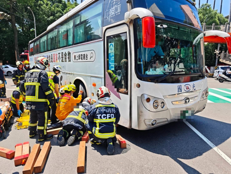 新加坡旅客遭壓輪下生命垂危            警方刻調查車禍因由中