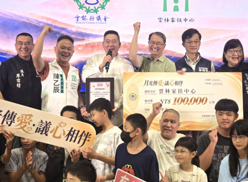 雲林縣議會頒贈家扶中心10萬元獎助學金 邀請家扶孩子到議會作客享用美食 原聲演出與星火共舞 親子共享溫馨歡樂時光〜